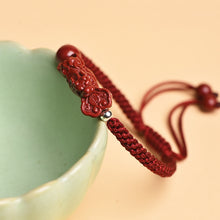 Laden Sie das Bild in den Galerie-Viewer, Handgewebtes Zinnober-Pixiu-Transferarmband