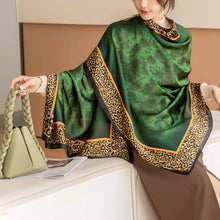 Laden Sie das Bild in den Galerie-Viewer, Stylischer Schal mit Leopardenmuster
