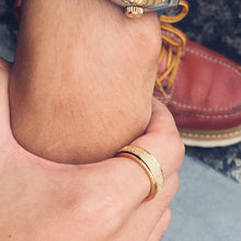 Laden Sie das Bild in den Galerie-Viewer, Gefrosteter drehbarer Ring