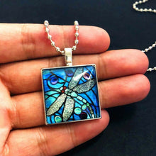 Laden Sie das Bild in den Galerie-Viewer, Insektförmige Halskette aus Glas