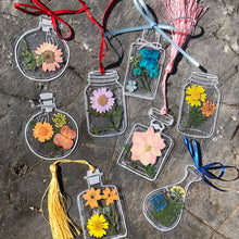 Laden Sie das Bild in den Galerie-Viewer, Transparente Trockenblumen-Lesezeichen