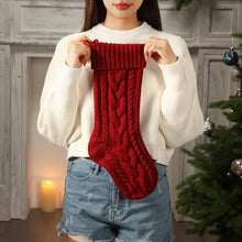 Laden Sie das Bild in den Galerie-Viewer, Weihnachtsstrümpfe - Der Weihnachtsmann legt Geschenke auf Socken