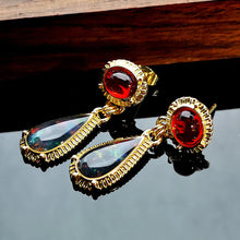 Laden Sie das Bild in den Galerie-Viewer, Rubin-Ohrringe in Tropfenform