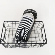 Laden Sie das Bild in den Galerie-Viewer, Rutschfeste modische weiche Socken