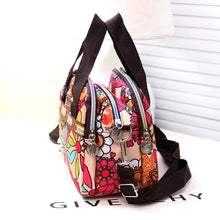Laden Sie das Bild in den Galerie-Viewer, Schultertasche aus Nylon mit Blumendruck