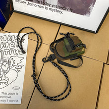 Laden Sie das Bild in den Galerie-Viewer, Stilvolle Minitasche mit Anhänger