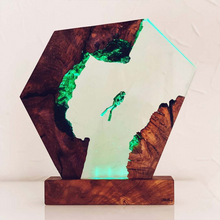Laden Sie das Bild in den Galerie-Viewer, Lampe aus Epoxidharz-Holz