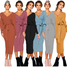 Laden Sie das Bild in den Galerie-Viewer, Elegantes Pulloverkleid mit V-Ausschnitt