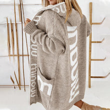 Laden Sie das Bild in den Galerie-Viewer, Damen Lockere lange Strickjacke mit Buchstabendruck