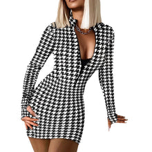 Laden Sie das Bild in den Galerie-Viewer, Rock mit V-Ausschnitt und Digitaldruck