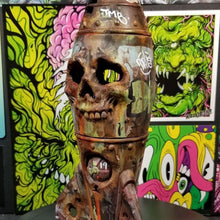 Laden Sie das Bild in den Galerie-Viewer, Die Totenkopfbombe - Kleiner Atomsprengkopf Dekor