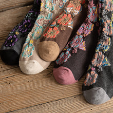 Laden Sie das Bild in den Galerie-Viewer, Geprägte Blumensocken aus Baumwolle
