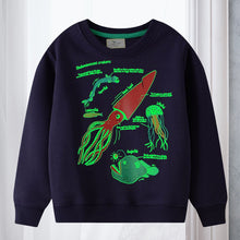 Laden Sie das Bild in den Galerie-Viewer, Rundhals-Sweatshirt mit leuchtenden Dinosauriern