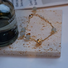 Laden Sie das Bild in den Galerie-Viewer, Elegantes und charmantes Khotanjade Glockenarmband