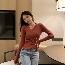 Laden Sie das Bild in den Galerie-Viewer, Strickpullover mit V-Ausschnitt