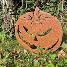 Laden Sie das Bild in den Galerie-Viewer, Kreative Kürbis Dekoration im Garten