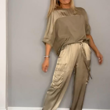 Laden Sie das Bild in den Galerie-Viewer, Zweiteiliger Damenanzug aus glänzendem Satin (Halbarm-Oberteil + Hose)