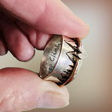 Laden Sie das Bild in den Galerie-Viewer, Kreativer Spinnring mit Bergmuster