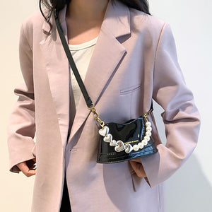 Stilvolle vielseitige Handtasche mit Perlen