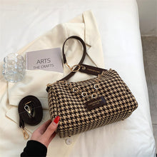 Laden Sie das Bild in den Galerie-Viewer, Trendige Schultertasche mit Karodruck