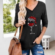 Laden Sie das Bild in den Galerie-Viewer, V-Ausschnitt Weihnachtsglas T-Shirt