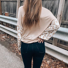 Laden Sie das Bild in den Galerie-Viewer, T-SHIRT MIT GEKREUZTEM LEOPARDDRUCK