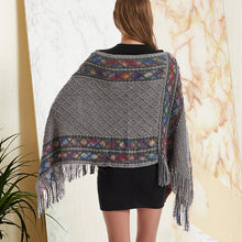 Laden Sie das Bild in den Galerie-Viewer, Pullover mit Fransen und Umhang