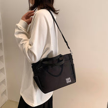 Laden Sie das Bild in den Galerie-Viewer, Leichte Schultertasche aus Nylon