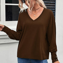 Laden Sie das Bild in den Galerie-Viewer, Braunes T-Shirt mit V-Ausschnitt