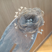 Laden Sie das Bild in den Galerie-Viewer, Handbesticktes Blumenbrötchen