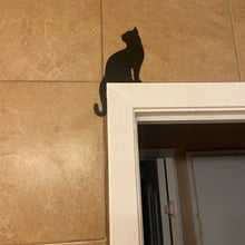 Laden Sie das Bild in den Galerie-Viewer, Türschwellenschild mit schwarzer Katze zu Halloween
