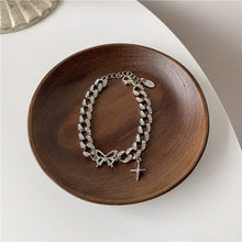 Laden Sie das Bild in den Galerie-Viewer, Durchbrochenes Armband mit Schmetterling und Sternen