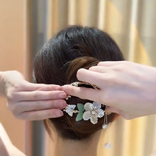 Laden Sie das Bild in den Galerie-Viewer, Schmetterlings-Haarnadel mit Blumenfransen