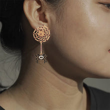 Laden Sie das Bild in den Galerie-Viewer, Halloween Spinnennetz Ohrringe