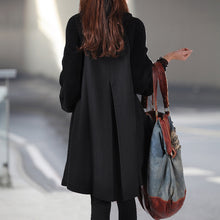 Laden Sie das Bild in den Galerie-Viewer, Geknöpftes Stricktkleid mit losen Ärmeln und stehender Faltenrevers