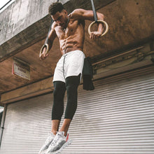 Laden Sie das Bild in den Galerie-Viewer, Herren Fitnessshorts - mit Elasthan Leggings