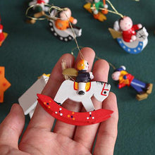 Laden Sie das Bild in den Galerie-Viewer, 24 kleine Holzanhänger zu Weihnachten