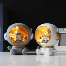 Laden Sie das Bild in den Galerie-Viewer, Astronaut Sparschwein aus Harzmaterial