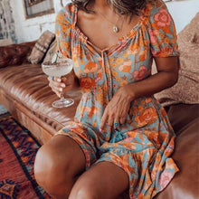 Laden Sie das Bild in den Galerie-Viewer, Bedrucktes Kurzarmkleid mit V-Ausschnitt