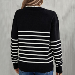 Gestreifter Strickpullover mit V-Ausschnitt