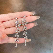 Laden Sie das Bild in den Galerie-Viewer, Kristall Blütenblatt Quastenohrringe