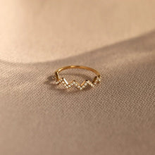 Laden Sie das Bild in den Galerie-Viewer, Wellenring mit Strasssteinen für Damen
