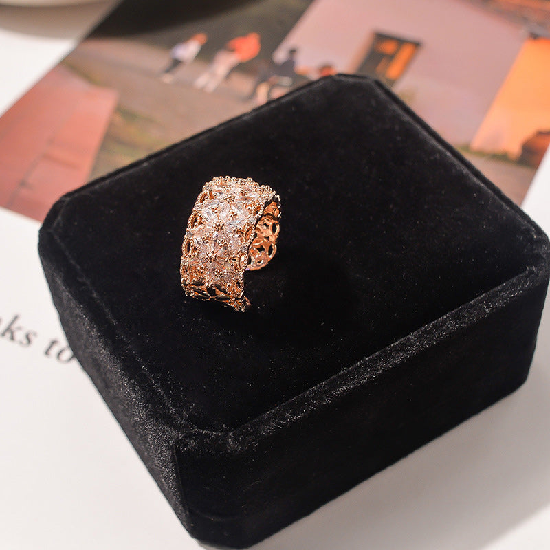 Glänzender durchbrochener Blumenring