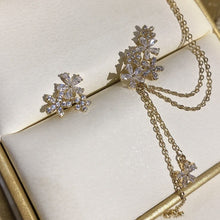 Laden Sie das Bild in den Galerie-Viewer, Asymmetrische Kristallblumen-Ohrringe