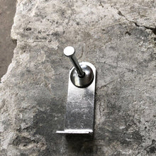 Laden Sie das Bild in den Galerie-Viewer, Gehämmerte Dehnschraube aus Zinklegierung