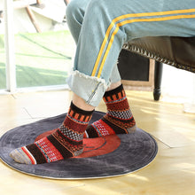 Laden Sie das Bild in den Galerie-Viewer, Winterstricksocken im Retro- und individuellen Stil