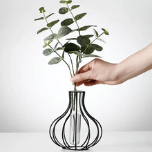 Laden Sie das Bild in den Galerie-Viewer, Moderne Minimalistische Durchbrochene Dekorative Vase
