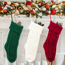 Laden Sie das Bild in den Galerie-Viewer, Weihnachtsstrümpfe - Der Weihnachtsmann legt Geschenke auf Socken