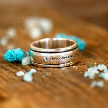 Laden Sie das Bild in den Galerie-Viewer, Geprägter Drehbarer Buchstabenring