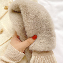 Laden Sie das Bild in den Galerie-Viewer, Süßer Warmer Plüschschal